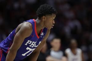 76人官方：新秀VJ-埃奇库姆左手拇指扭伤 将缺席赌城夏联首战