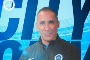 足球报：新鹏城下午前往武汉和三镇热身，新帅穆尼奥斯随队前往