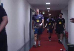 初见端倪的队长范！昨晚对神户时，18岁库巴西在球员通道鼓励队友