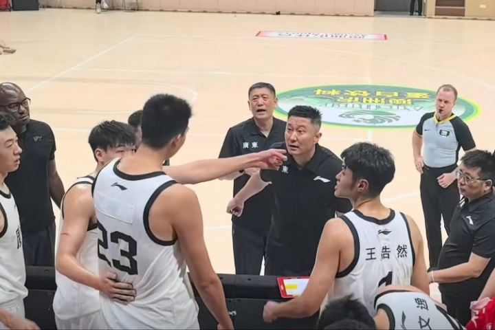 😳徐昕和杜锋冲突？昨日团结杯暂停两人正面对峙 后被队友推开