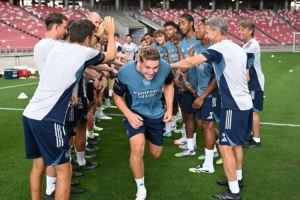 欢迎加盟！阿森纳球员组成“欢迎通道”让约克雷斯穿过