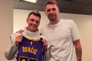 后街男孩获赠东契奇的签名球衣和球星卡 还合影留念