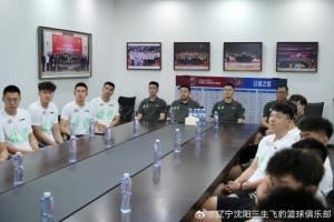 辽宁沈阳三生飞豹篮球俱乐部：组织教练组和全体球员观看阅兵直播