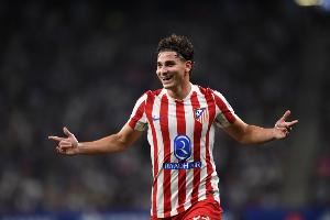 每体：巴萨明夏将尝试签下阿尔瓦雷斯接替莱万，也在考虑哈兰德