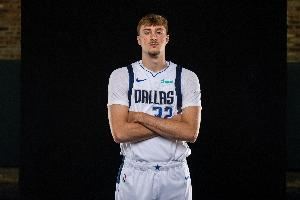 浓眉：弗拉格对比赛的理解远超他的年龄 他能从一号位防到五号位