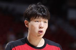 媒体人：开拓者没有给杨瀚森上线发牌的权限 小杨多做些挡拆快下