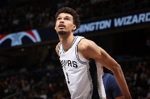 美记：文班承诺为五位最令人难忘的球迷支付整个赛季的门票费用