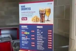 每体晒诺坎普饮品区：啤酒售价4.3欧元，软饮售价4.7欧元